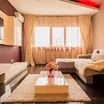Апартаменти Lovely With Balcony Бухарест